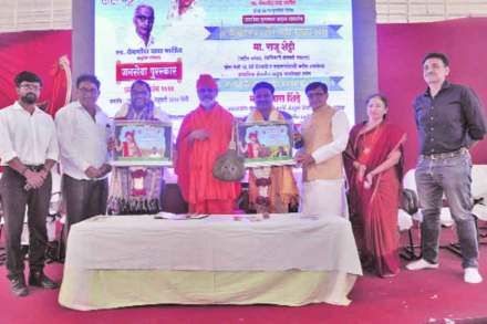 राजू शेट्टी, विलास शिंदे यांना राजमती ट्रस्टचा जनसेवा पुरस्कार चारूकीर्ती महास्वामी यांच्या हस्ते प्रदान करण्यात आला. त्यावेळी सुरेश पाटील, जयश्री पाटील, सुदर्शन पाटील आदी.