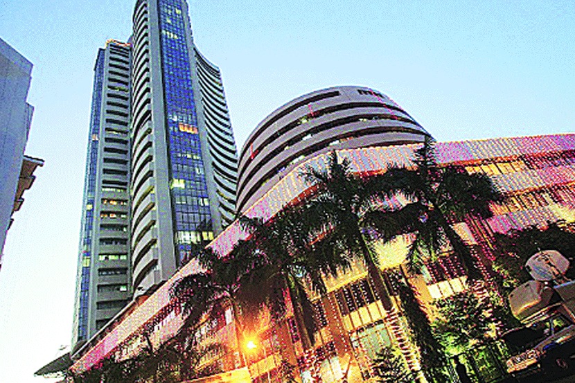 सात आठवडय़ाची परंपरा राखत सेन्सेक्सने १०० अंशांची तर निफ्टी निर्देशांकाने ८५ अंशांची साप्ताहिक घसरण नोंदविली. सात आठवडय़ाची परंपरा राखत सेन्सेक्सने १०० अंशांची तर निफ्टी निर्देशांकाने ८५ अंशांची साप्ताहिक घसरण नोंदविली.