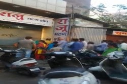 जनता कर्फ्यूला कोल्हापूरकारांचा झणझणीत प्रतिसाद, मटणाच्या दुकानासमोर रांगाच रांगा