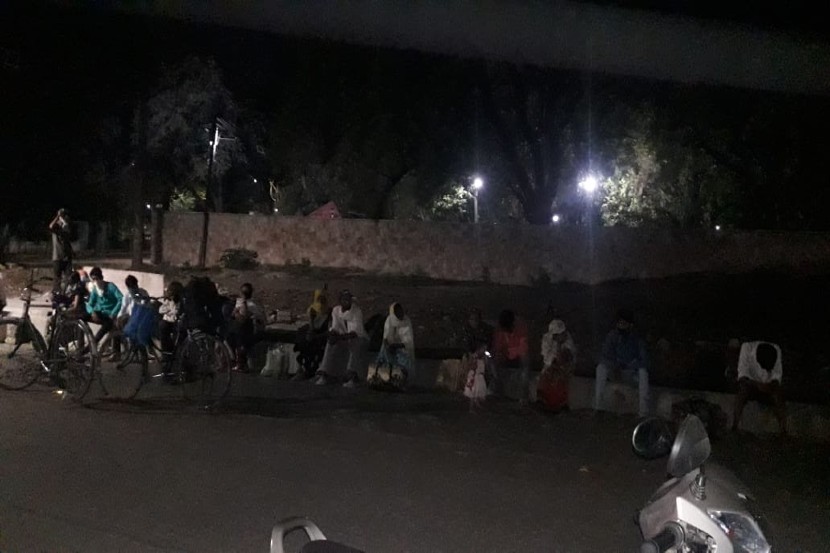 वर्धा : १५० किमी पायी जाणाऱ्या बालाघाटी मजुरांना थांबवण्यात सामाजिक कार्यकर्त्यांना यश