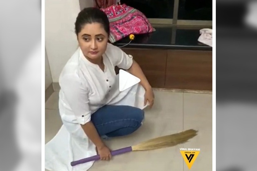 प्रसिद्धीसाठी काहीपण! मेकअप करून झाडू मारल्याने रश्मी देसाई ट्रोल