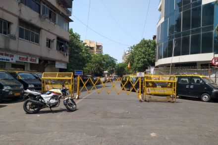 पोलिसांकडून उभारण्यात आलेले बॅरिकेट्स (एक्स्प्रेस फोटो - गणेश शिर्सेकर)