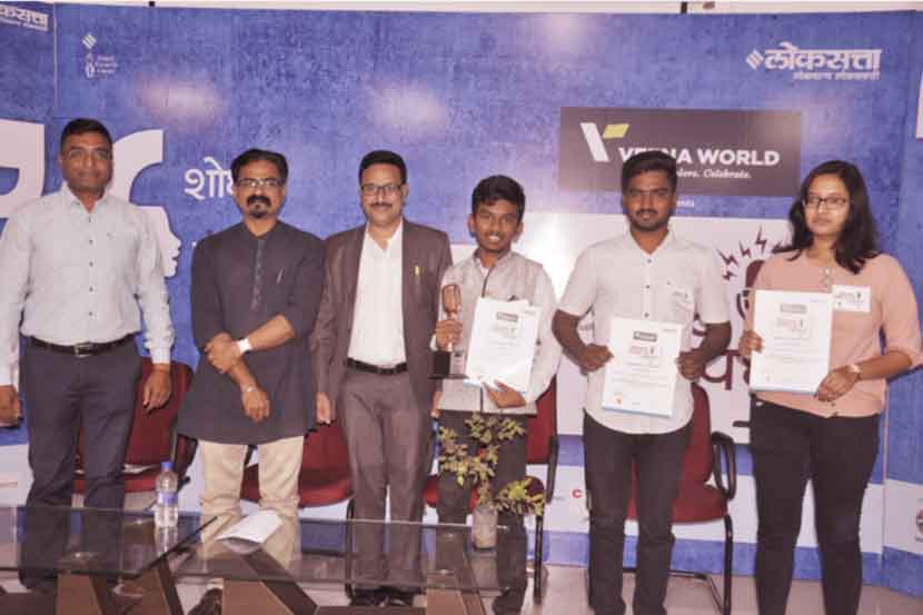 ‘लोकसत्ता वक्ता दशसहस्रेषु ’ स्पर्धेत औरंगाबाद विभागातून  प्रथम, द्वितीय आणि तृतीय क्रमांक पटकाविलेल्या स्पर्धकांसमवेत परीक्षक प्रा. मिलिंद जोशी, प्रा. दासू वैद्य.
