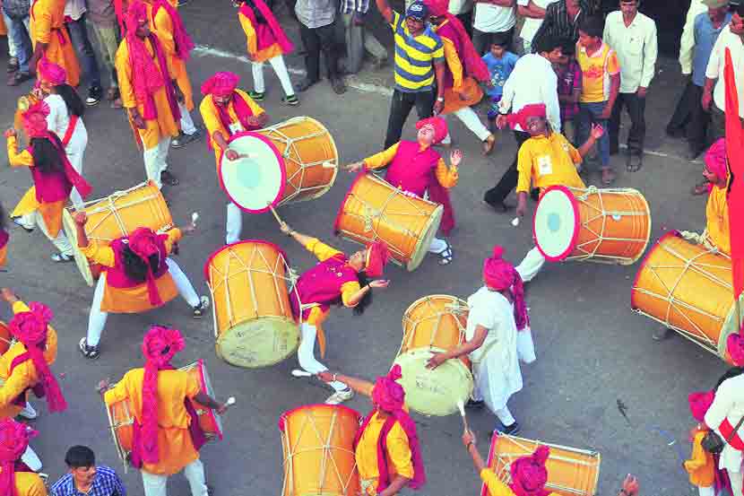 आता ढोलांच्या आवाजावर (डेसिबेल-मापकावरील मापन १००च्या पुढे गेल्यास) कारवाईही होते.