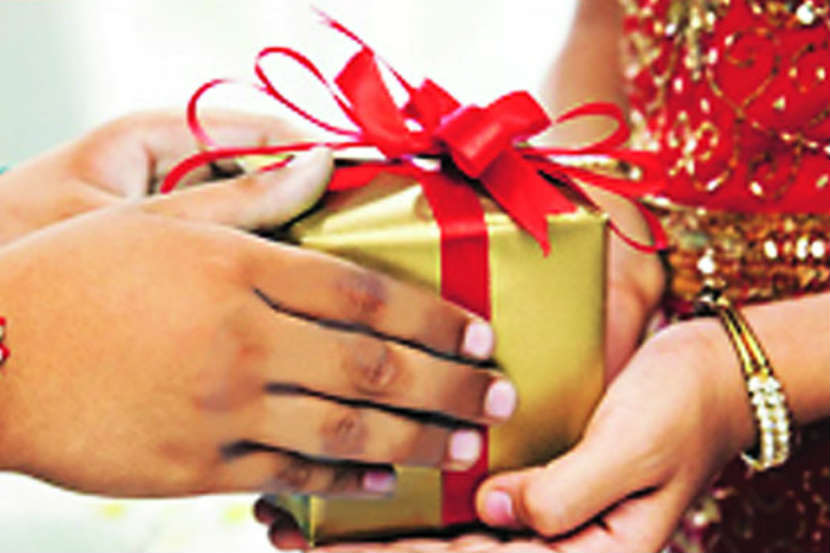 सोन्याची नथ, मोबाइल, पैठणींची खैरात