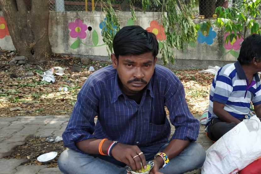 हॉटेलच्या ‘त्या’ कामगारांना पुणेकरांचा मदतीचा हात, नाष्टा-जेवणाची केली व्यवस्था