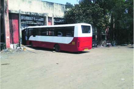 ‘एसटी’चा तोटा वाढला; बसबांधणीचा वेग मंदावला