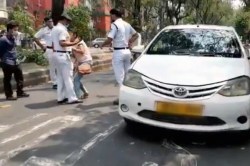 लॉकडाउन मोडणाऱ्या महिलेला अडवताच ‘तिने’ पोलीस अधिकाऱ्याचा घेतला चावा