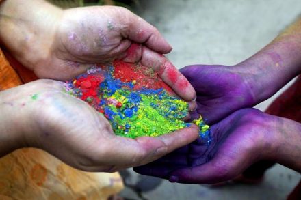 Holi 2020 : होळीचं सेलिब्रेशन; घरीच असे बनवा नैसर्गिक रंग