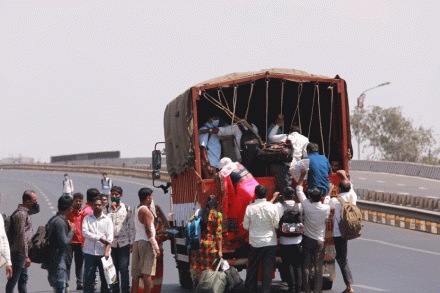 अत्यावश्यक सेवेच्या  नावाखाली प्रवासी वाहतूक