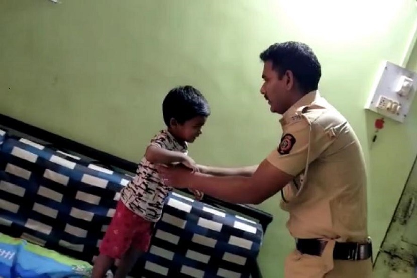 बाबा बाहेर करोना राक्षस आहे जाऊ नका…