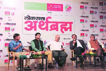 
‘लोकसत्ता अर्थब्रह्म’ या वार्षिकांकाच्या प्रकाशनानिमित्त शुक्रवारी आयोजित कार्यक्रमात शैलेश दीक्षित, वसंत माधव कुळकर्णी, चिंतामणी देशपांडे आणि श्रीकांत कुवळेकर यांनी गुंतवणुकीबाबत मार्गदर्शन केले. सुनील वालावलकर यांनी त्यांच्याशी संवाद साधला.
