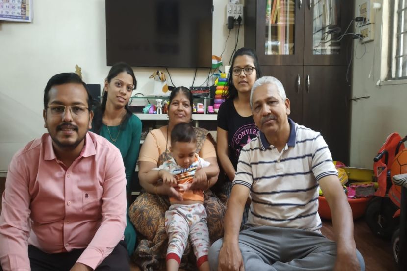 पुण्यासह राज्यातील नागरी भागात कलम १४४ लागू झाल्यानंतर घरातच वेळ घालवत असलेलं गांधी कुटुंब. (फोटो : सागर कासार )