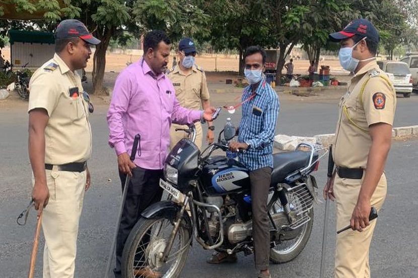 संचारबंदी आदेशाचं उल्लंघन करणाऱ्या नागरिकावर कारवाई करताना पोलीस. (फोटो : कृष्णा पांचाळ)