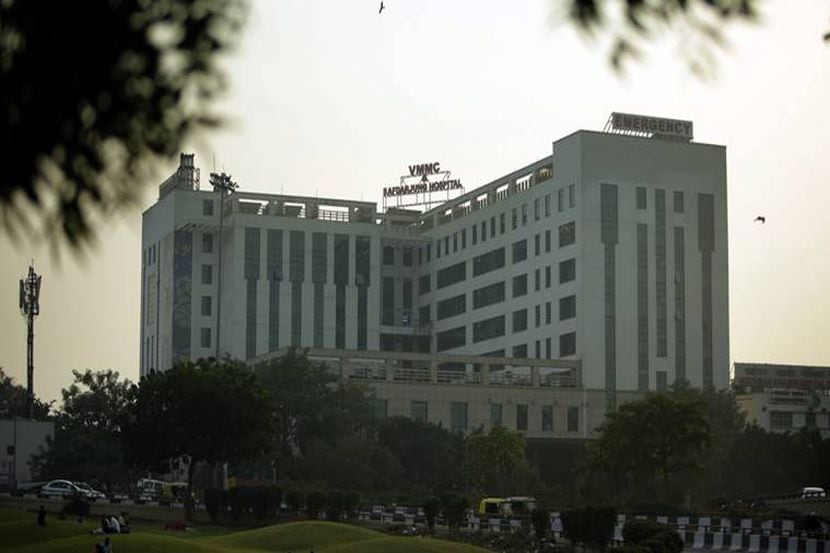 या तरुणानं सातव्या मजल्यावरून उडी मारली होती. (फोटो : प्रवीण खन्ना)