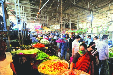 शहरांतील चौकांमध्ये भाजीपाला विक्री