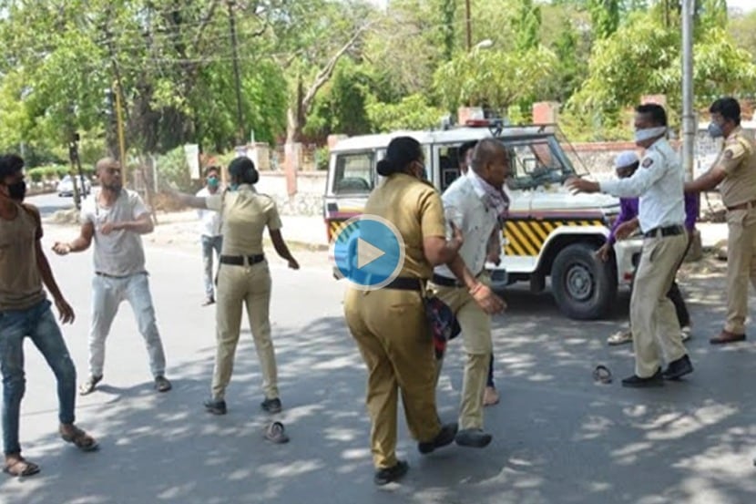 VIDEO: ‘आम्हाला तुम्ही अडवलेच का?’, औरंगाबादमध्ये दुचाकीस्वारांकडून पोलिसांना बेदम मारहाण