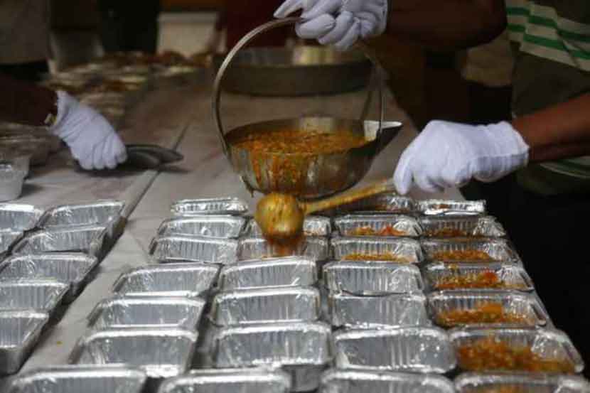 अन्नपदार्थांच्या पॅकेटच्या संपर्कात आल्यामुळे करोनाची बाधा झालेला एकही रुग्ण आढळलेला नाही. परंतु तरीही दक्षता महत्वाची असे शरद पवार यांनी म्हटले आहे. 
