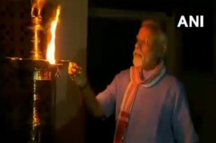 करोना विरोधात देशाची एकजूट, पंतप्रधान नरेंद्र मोदी यांनीही प्रज्ज्वलित केली समई