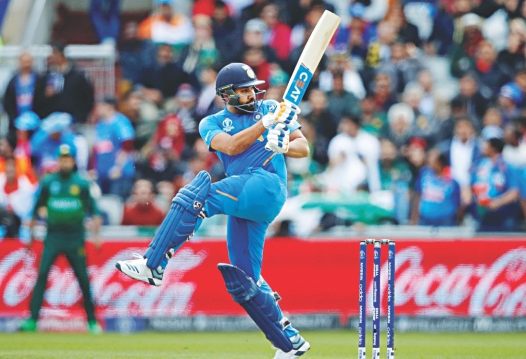 इंग्रजीतून बोलायला सांगणाऱ्या चाहत्याला रोहितचं सडेतोड उत्तर, म्हणाला..