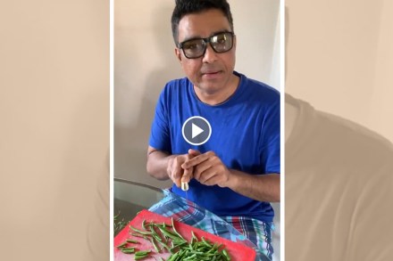 Video : होम क्वारंटाइन झालेले संजय मांजरेकर सांगतायत, भाजी कशी चिरायची… Video : होम क्वारंटाइन झालेले संजय मांजरेकर सांगतायत, भाजी कशी चिरायची…