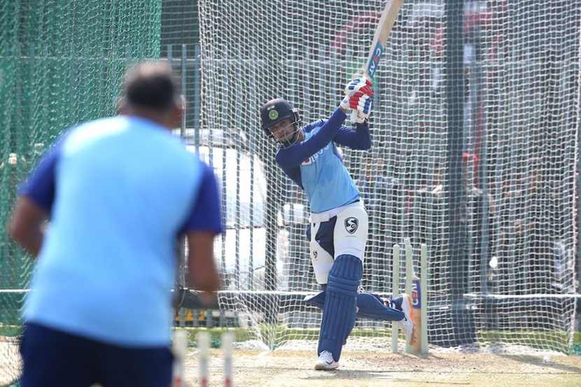 षटकार मारूनही श्रेयस अय्यरला खावा लागला राहुल द्रविडचा ओरडा…