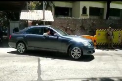 рдЙрджреНрдзрд╡ рдард╛рдХрд░реЗрдВрдиреА рд╕реНрд╡рддрдГ рдЪрд╛рд▓рд╡рд▓реА рдХрд╛рд░, рдХрд░реЛрдирд╛ рд╕рдВрдХрдЯрд╛рдореБрд│реЗ рдЪрд╛рд▓рдХрд╛рд▓рд╛ рджрд┐рд▓реА рд╕реБрдЯреНрдЯреА