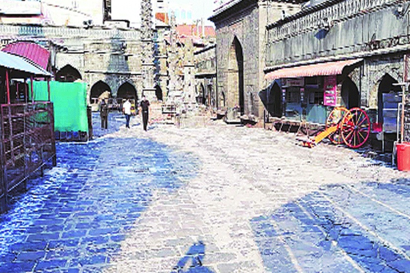 करोनाच्या साथीमुळे प्रतिबंधात्मक उपाययोजनेचा भाग म्हणून चैत्र यात्रा रद्द करण्यात आल्याने मंदिरासह परिसर निर्मनुष्य होता.