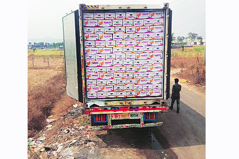 कोल्हापुरातून आखाती देशांना निर्यात करण्यासाठी निघालेली केळी.