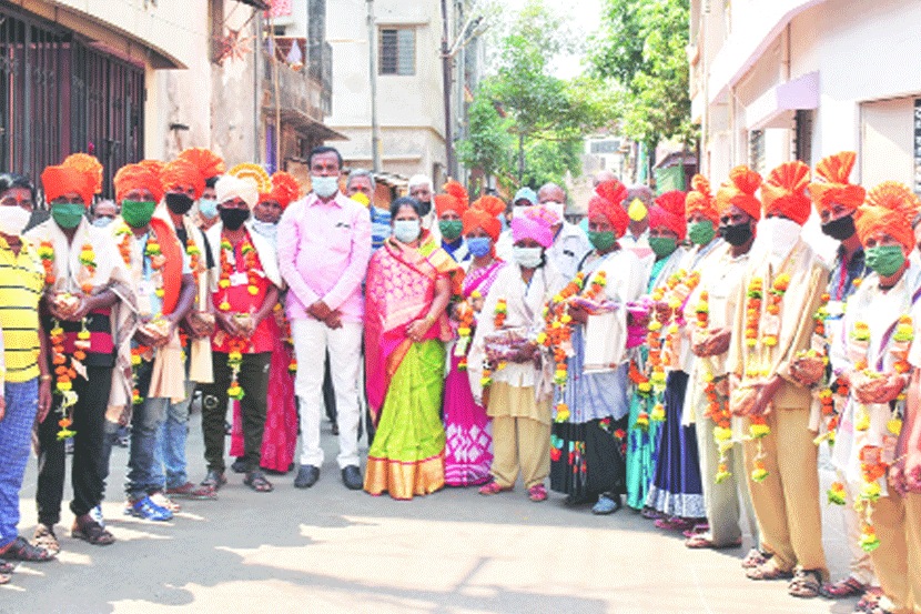 करोना साथीतही कचरा उचलणाऱ्या कर्मचाऱ्यांचा बुधवारी कोल्हापुरात फेटा बांधून आणि गळ्यात नोटांची माळ घालून कृतज्ञता सत्कार करण्यात आला.