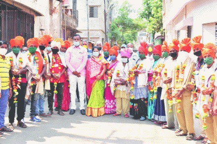 करोना साथीतही कचरा उचलणाऱ्या कर्मचाऱ्यांचा बुधवारी कोल्हापुरात फेटा बांधून आणि गळ्यात नोटांची माळ घालून कृतज्ञता सत्कार करण्यात आला.