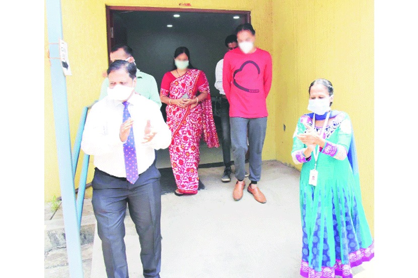 करोनामुक्त झालेल्या भावाबहिणीला टाळ्यांच्या गजरात निरोप देण्यात आला.