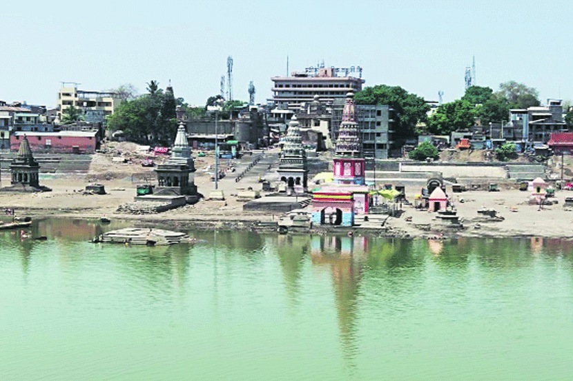 दरवर्षी चैत्री वारीला हजारो वारक ऱ्यांच्या मांदियाळीने गजबजून जाणारे पंढरीतील विठ्ठल मंदिराचे आवार आणि चंद्रभागेचा तीर यंदा करोनाच्या सावटाने निर्मनुष्य दिसत होता.   (छाया - संकेत उंबरे, पंढरपूर)