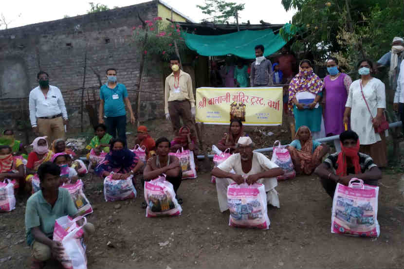 वर्धा : येथील दुर्गम आदिवासी भागातील सहा गावातील २६६ गरजूंना दोन आठवडे पुरेल एवढा किराणा व धान्याचे वाटप करण्यात आले. 