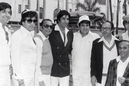 ओळखा पाहू? Throwback फोटो शेअर करत बिग बींनी चाहत्यांना दिलं चॅलेंज