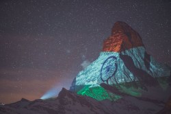 “करोनाविरुद्धच्या युद्धासाठी भारताला ताकद मिळो!”; या देशाने संपूर्ण पर्वतावरच केली तिरंग्याची रोषणाई