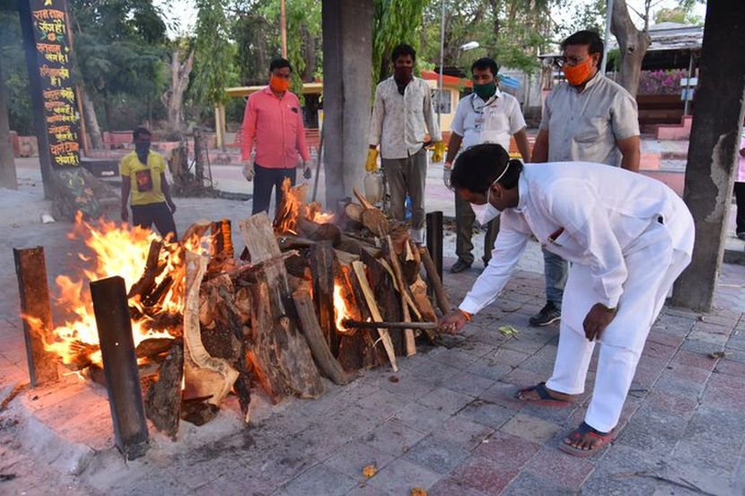 बेवारस वृद्धेच्या पार्थिवाला अग्नी देताना आमदार अंबादास दानवे.
