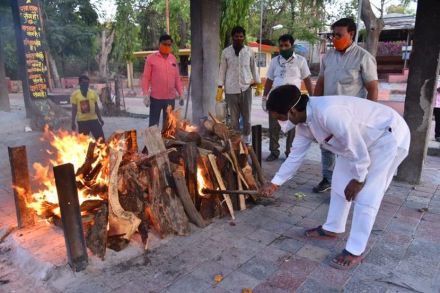 बेवारस वृद्धेच्या पार्थिवाला अग्नी देताना आमदार अंबादास दानवे.