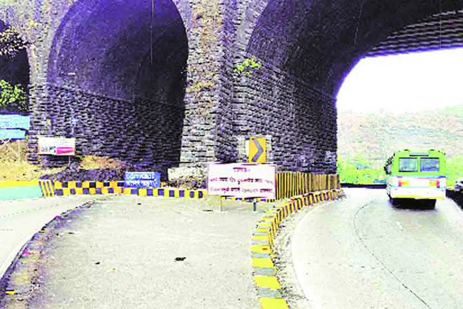 मुंबई-पुणे घाट रस्त्यावर अगदी मोक्याच्या ठिकाणी असलेला ब्रिटिशकालीन पूल नुकताच सुरुंग लावून उद्ध्वस्त केल्याची बातमी अनेकांना हळवे करून गेली.