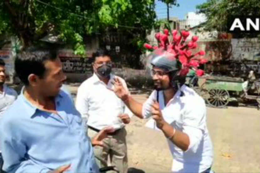 मुरादाबाद : करोनाबाबत जनजागृती करण्यासाठी येथील एका सामाजिक कार्यकर्त्याने अशी अनोखी शक्कल लढवली.