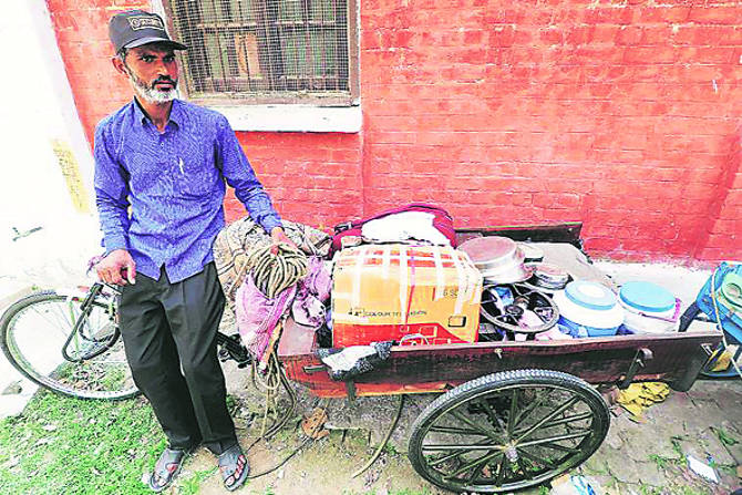 संदीप यादवच्या तीनचाकी सायकलवर एक टीव्ही सेट, थोडे कपडे भरलेली एक पिशवी, एक स्टोव्ह, काही स्टीलची भांडी, दोन प्लास्टिक पिशव्या एवढंच सामान आहे.
