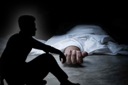 फ्लॅटमध्ये मुलगा तीन दिवस वडिलांच्या मृतदेहाच्या शेजारी होता बसून