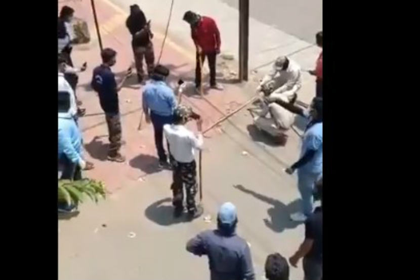 इंदूर : येथे रस्त्यावर पडलेल्या हजारो रुपयांच्या नोटांना कोणीही हात लावला नाही. 