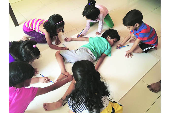 आपण नेहमीच स्वत:ला आरशात पाहतो. म्हणजे आपण जे स्वत:ला दिसतो ती आपली प्रतिमा असते. आणि प्रत्येकाला आरशात पाहायला आवडतं.