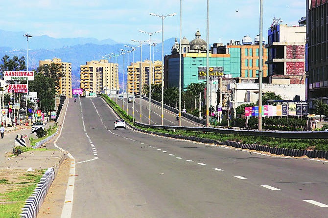 टाळेबंदी थांबवायची की पुढे सुरू ठेवायची याबाबत १४ एप्रिलपर्यंतची देशातील एकंदरीत परिस्थिती पाहून निर्णय घेऊ, असे केंद्राने सांगितले असले तरी सर्वसामान्यांपासून मंत्री-अधिकाऱ्यांपर्यंत सगळ्यांच्याच मनात टाळेबंदीचे काय होणार, याबद्दल संभ्रम आहे.