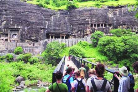 पर्यटन क्षेत्रातील ‘वाटाडे’ही संकटात