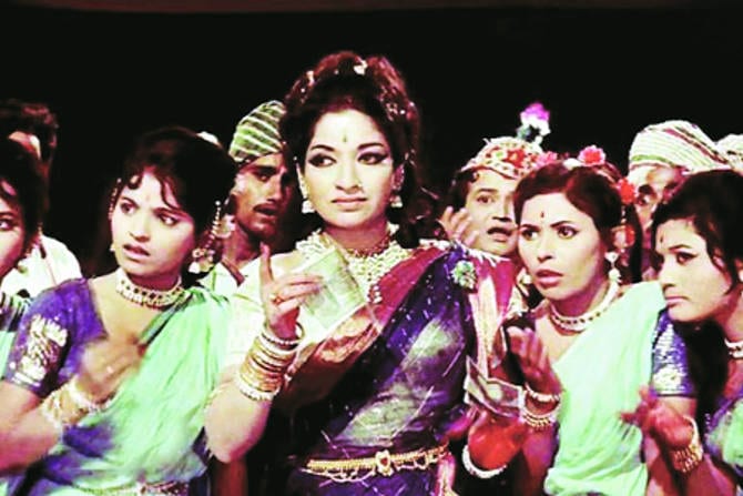 ‘The Blue Angel’ या मूळ जर्मन चित्रपटावर ‘पिंजरा’ आधारित आहे. ‘The Blue Angel’ या मूळ जर्मन चित्रपटावर ‘पिंजरा’ आधारित आहे.