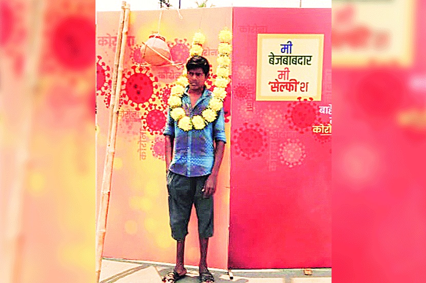 ‘सेल्फी विथ बेजबाबदार नागरिक’ या सेल्फी पॉइंटसमोर रस्त्यावर अकारण भटकणाऱ्या लोकांची छायाचित्रे अशाप्रकारे काढली जात आहेत.