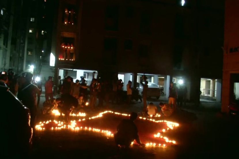 मोदींच्या आवाहनाला देशवासीयांचा प्रतिसाद : घराघरात पेटले दिवे; लागले मोबाइलचे फ्लॅशलाइट्स
