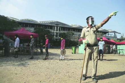 करोनाच्या पार्श्वभूमीवर गर्दी टाळण्यासाठी पोलीस बंदोबस्त वाढवण्यात आला आहे.